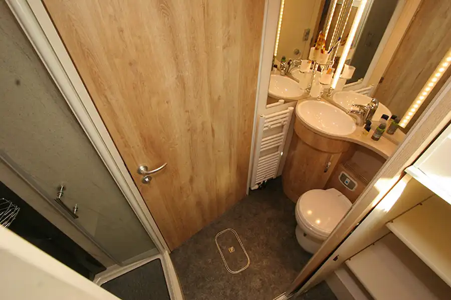 A truly roomy en suite (Click to view full screen)
