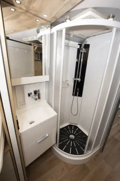 The shower in Le Voyageur Signature I8.5HF motorhome (Click to view full screen)