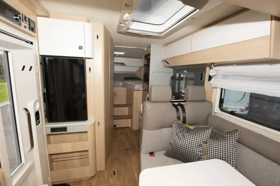 A view through the interior of the Hymer B-MC I 600 WhiteLine motorhome (Click to view full screen)