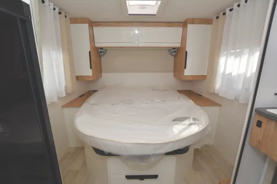 The island bed in the Pilote P650C Evidence motorhome (Click to view full screen)