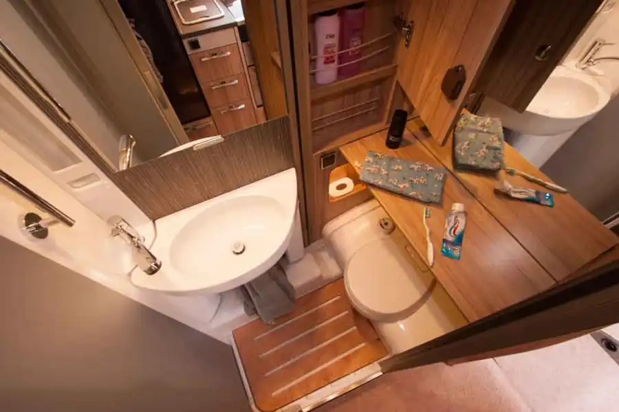 Hymer Exsis-T 474 washroom (Click to view full screen)