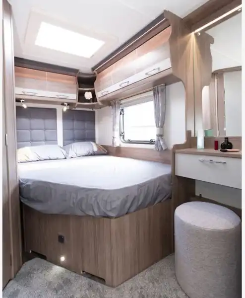 The Coachman VIP 540 Xtra caravan bedroom area (Click to view full screen)