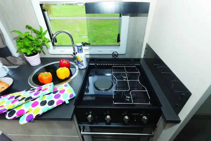 A good hob layout for using different sized pans (Click to view full screen)
