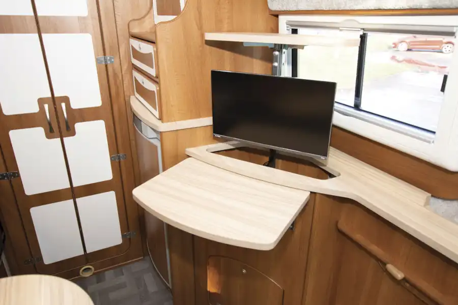 The TV in the in the IH 680 CFL campervan (Click to view full screen)