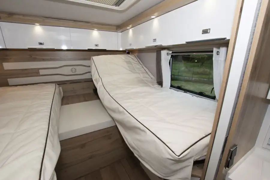 Twin beds in Le Voyageur Signature I8.5HF motorhome (Click to view full screen)