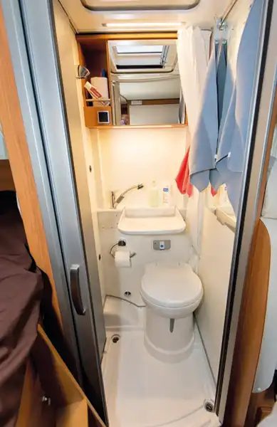 A bijou washroom (Click to view full screen)