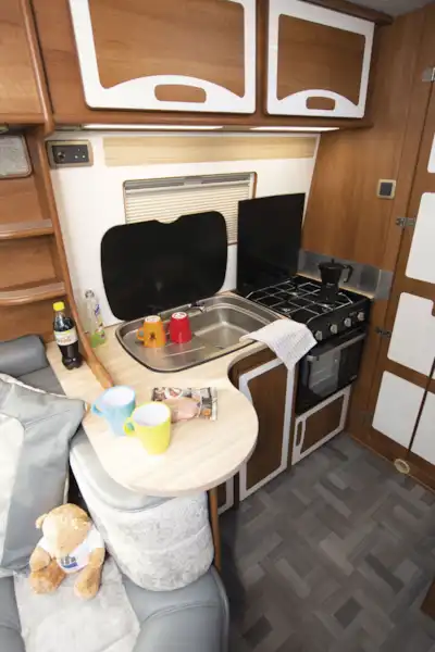 The kitchen in the IH 680 CFL campervan (Click to view full screen)