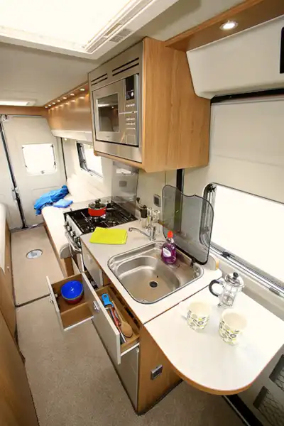 Plenty of workspace in the kitchen (Click to view full screen)