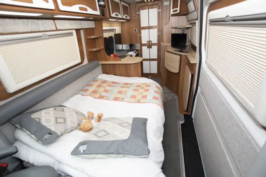 The bed in the in the IH 680 CFL campervan (Click to view full screen)