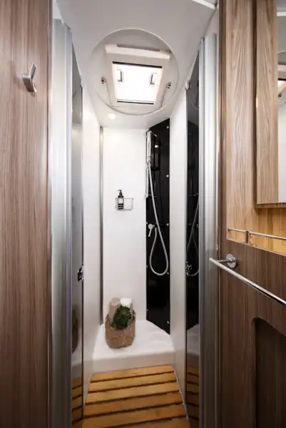 The shower in the Benimar Tessoro 487 motorhome (Click to view full screen)