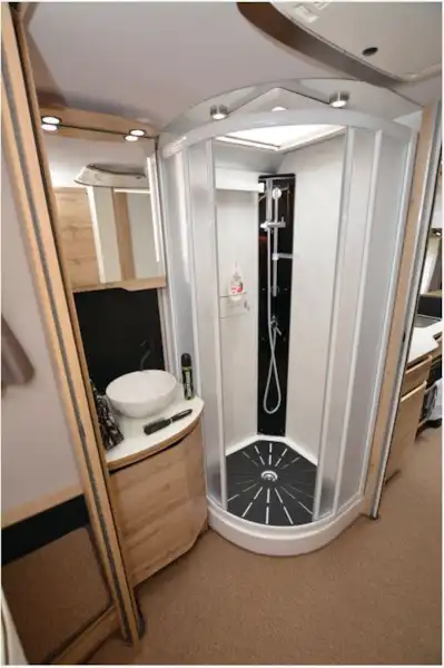 The Le Voyageur Héritage LVXH 8.7 CF A-class shower (Click to view full screen)