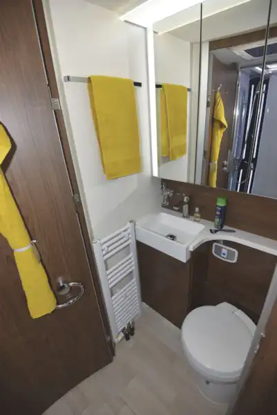 The washroom in the Frankia Platin I8400 Plus motorhome (Click to view full screen)