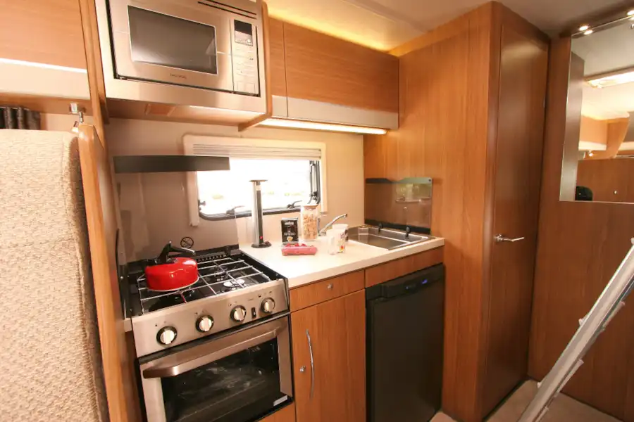 Kitchen has plentiful worktop (Click to view full screen)
