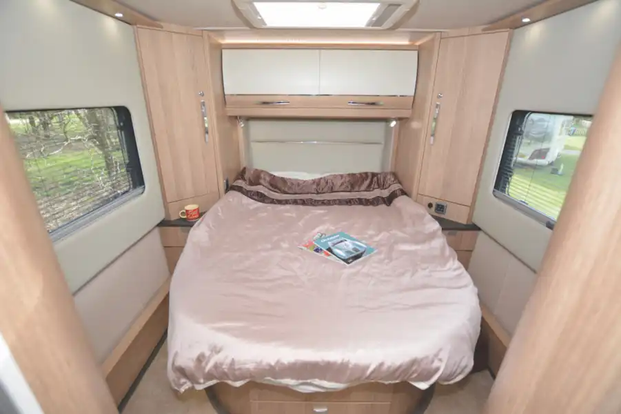 The island bed in the Auto-Trail Grande Frontier GF 88 (Click to view full screen)
