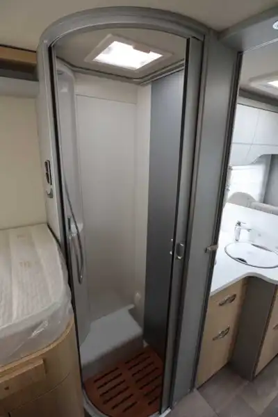 The shower room in the Hymer TGL 578 Ambition (Click to view full screen)