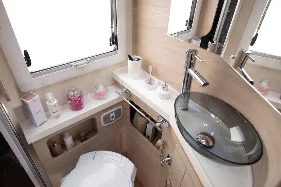 The washroom in the Mobilvetta Kea P67 motorhome (Click to view full screen)