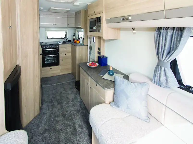 The 462 looks much more spacious than its modest size suggests (Click to view full screen)