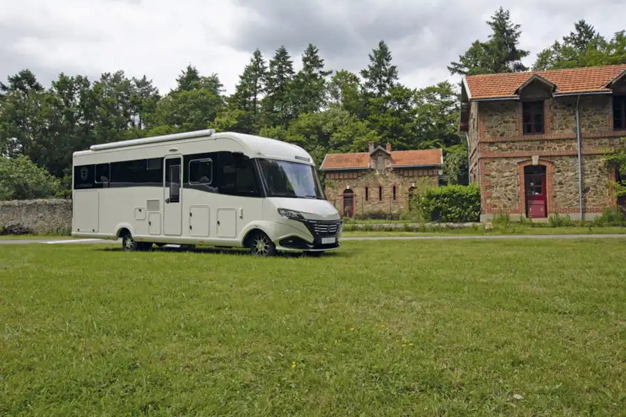 Le Voyageur Signature I8.5HF motorhome (Click to view full screen)