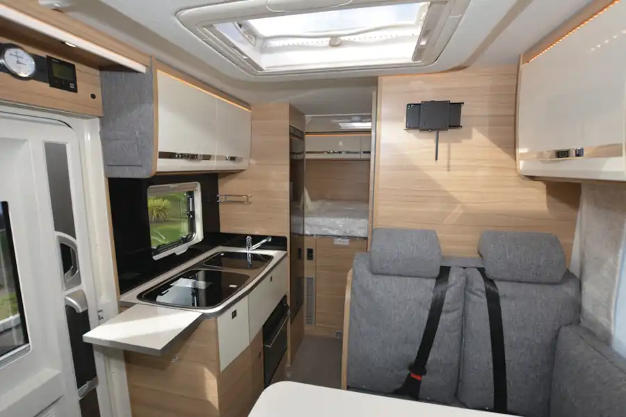 Inside the Dethleffs Globebus T 1 motorhome (Click to view full screen)