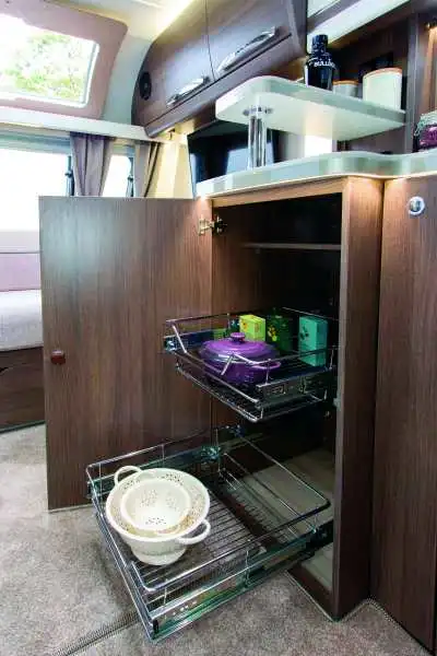 The pull-out basket style shelves (Click to view full screen)