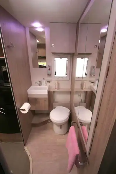 630's washroom (Click to view full screen)
