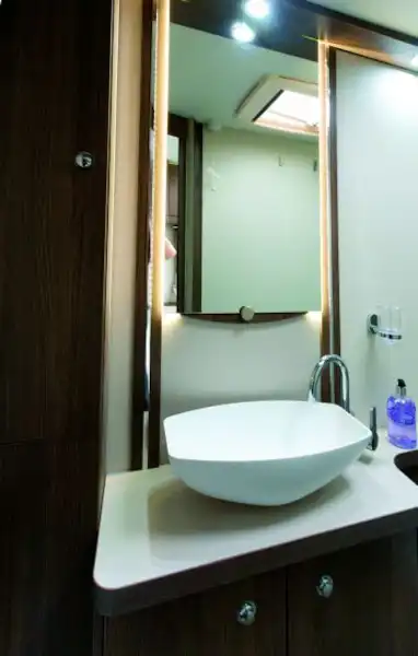 Beautiful styling in the washroom (Click to view full screen)