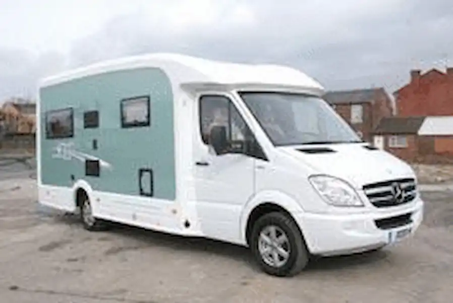IH J1000M (2010) - motorhome review (Click to view full screen)