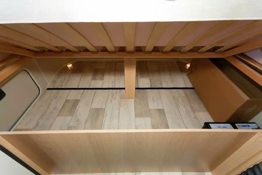 Huge storge space under the bed (Click to view full screen)