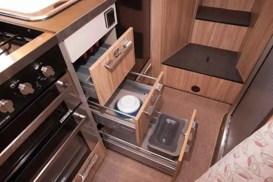 Hymer Exsis-T 474's kitchen (Click to view full screen)