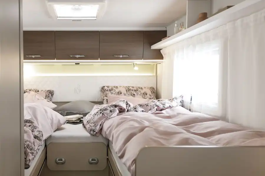 Twin beds in the Etrusco T 6900 SB motorhome (Click to view full screen)