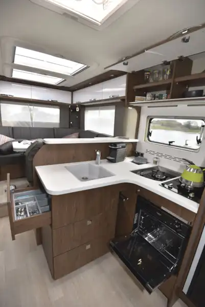 The kitchen of the Frankia Platin I8400 Plus motorhome (Click to view full screen)