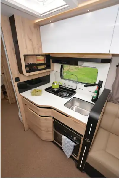 The Le Voyageur Héritage LVXH 8.7 CF A-class kitchen (Click to view full screen)