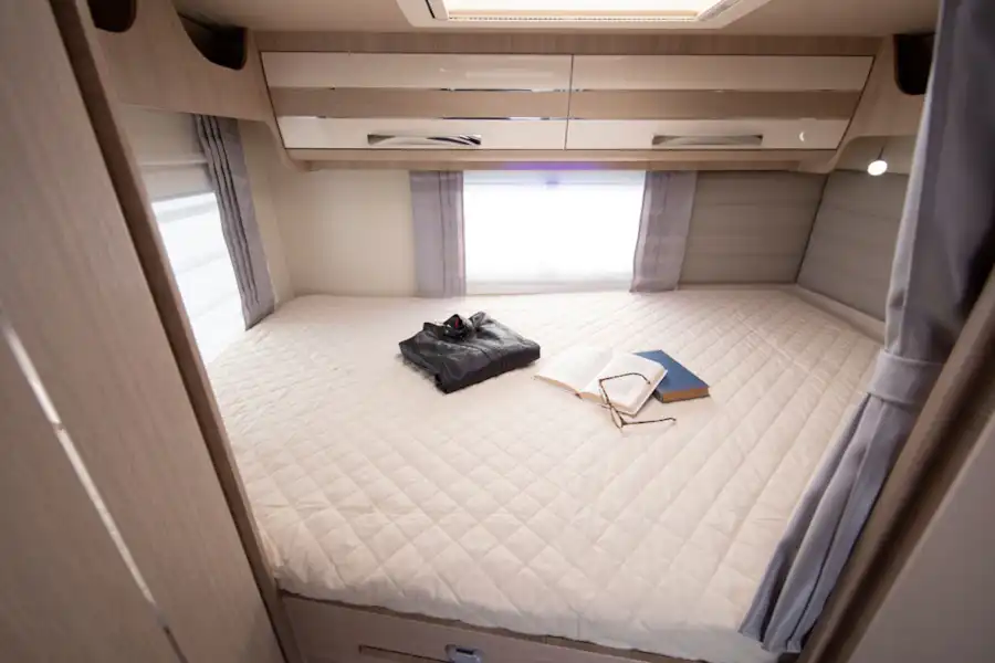 The rear bed in the Mobilvetta Kea P67 motorhome (Click to view full screen)