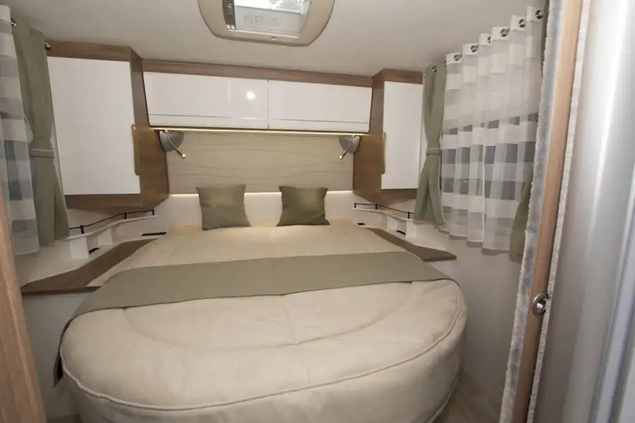 The island bed in the Pilote Galaxy G720FC motorhome (Click to view full screen)