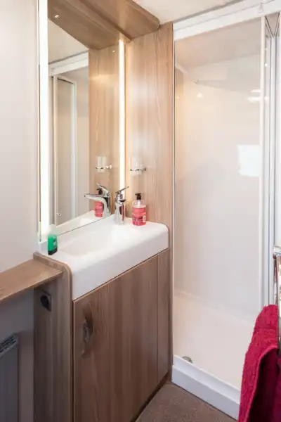 The Evolution 580 has a full-width rear shower room (Click to view full screen)
