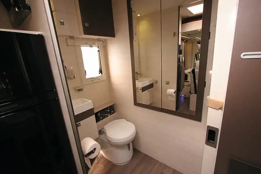 A palatial washroom (Click to view full screen)
