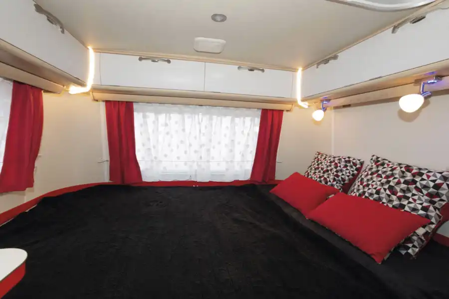The bedroom in the Eriba Touring Troll 530 Rockabilly caravan (Click to view full screen)