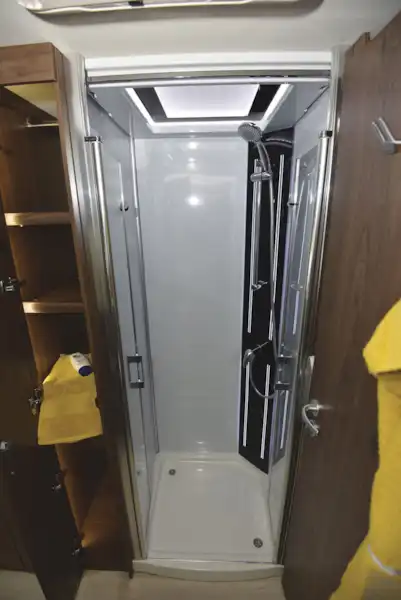 The shower in the Frankia Platin I8400 Plus motorhome (Click to view full screen)
