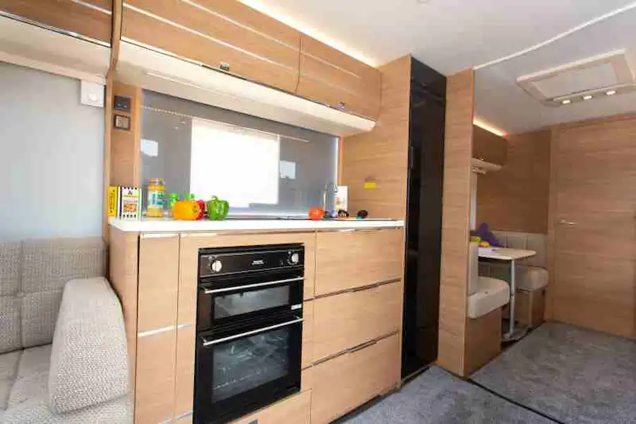 Three deep drawers, each 65cm wide, give you good kitchen storage space (Click to view full screen)