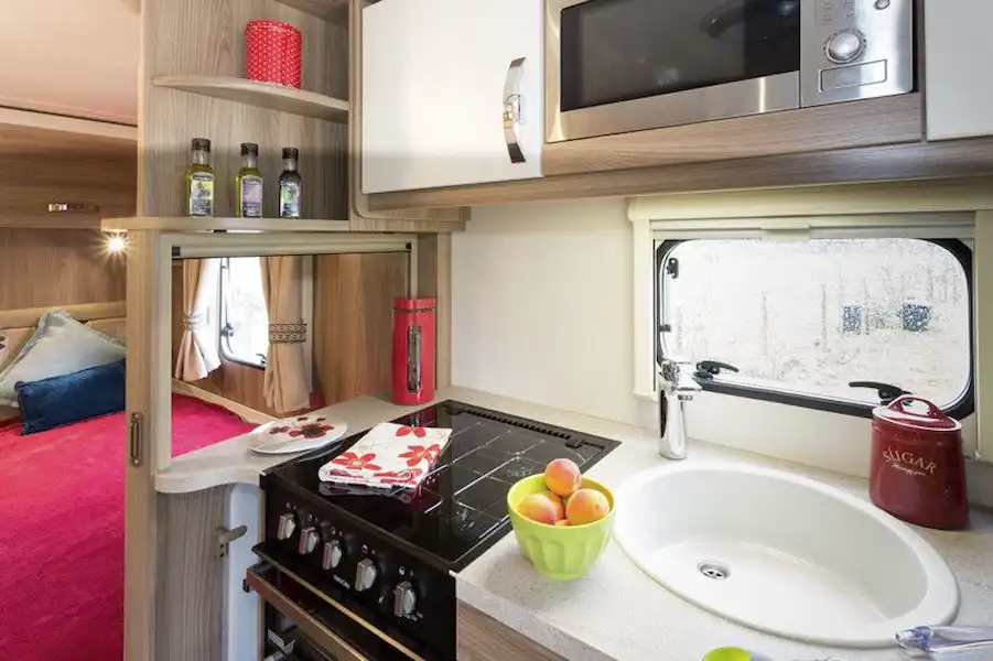 Swift Lifestyle 6 FB - caravan review (Click to view full screen)