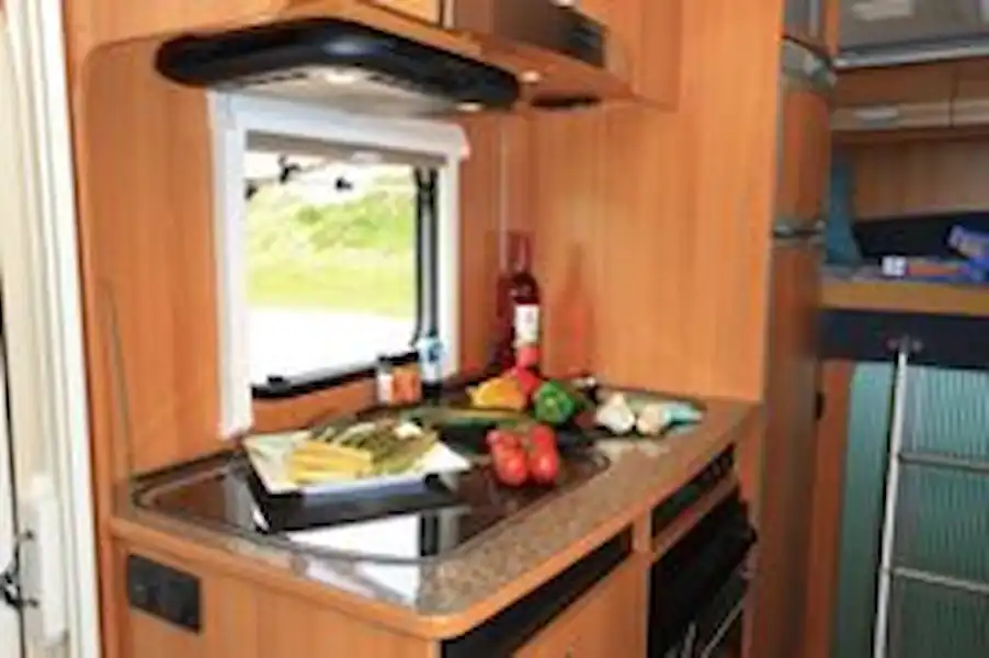 Dethleffs Globebus T15 (2010) - motorhome review (Click to view full screen)