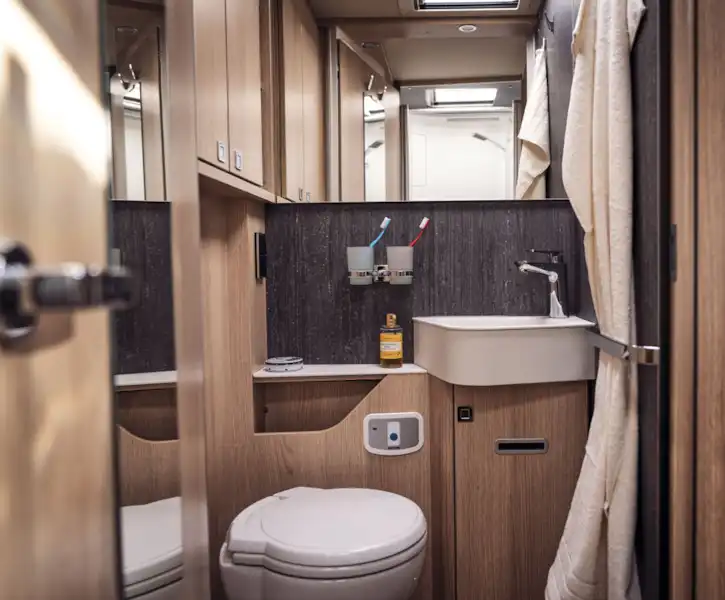The washroom in the Hymer B-Class MasterLine (Click to view full screen)