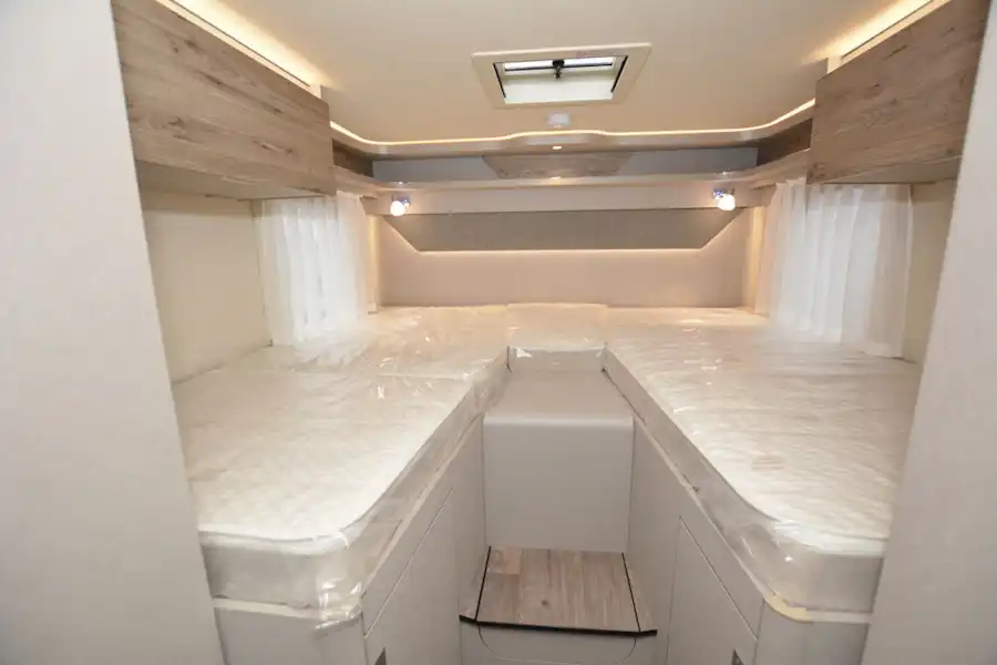Single beds in the Hymer Exsis-i 580 Pure motorhome (Click to view full screen)