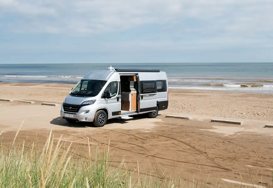 Auto-Trail V-Line 634 SE campervan (Click to view full screen)
