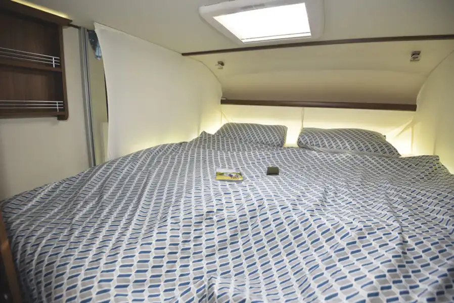 The double bed in the Frankia Platin I8400 Plus motorhome (Click to view full screen)