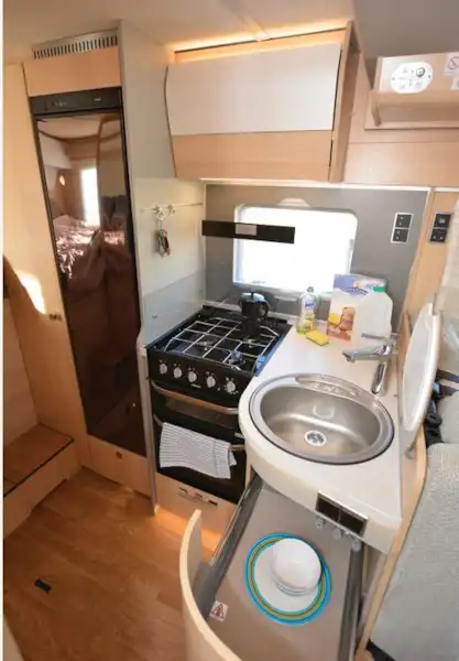 The Hymer B-Class ModernComfort T 550 WhiteLine low-profile motorhome kitchen (Click to view full screen)