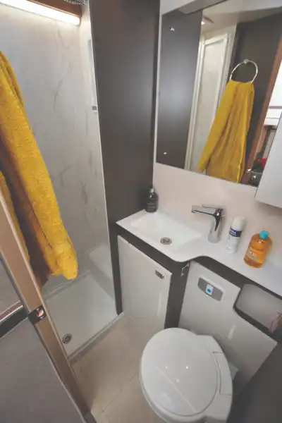 Swift Hi-Style 674 washroom (Click to view full screen)
