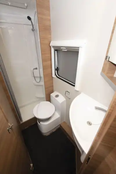 The washroom in the Weinsberg CaraCore 650 MF (Click to view full screen)