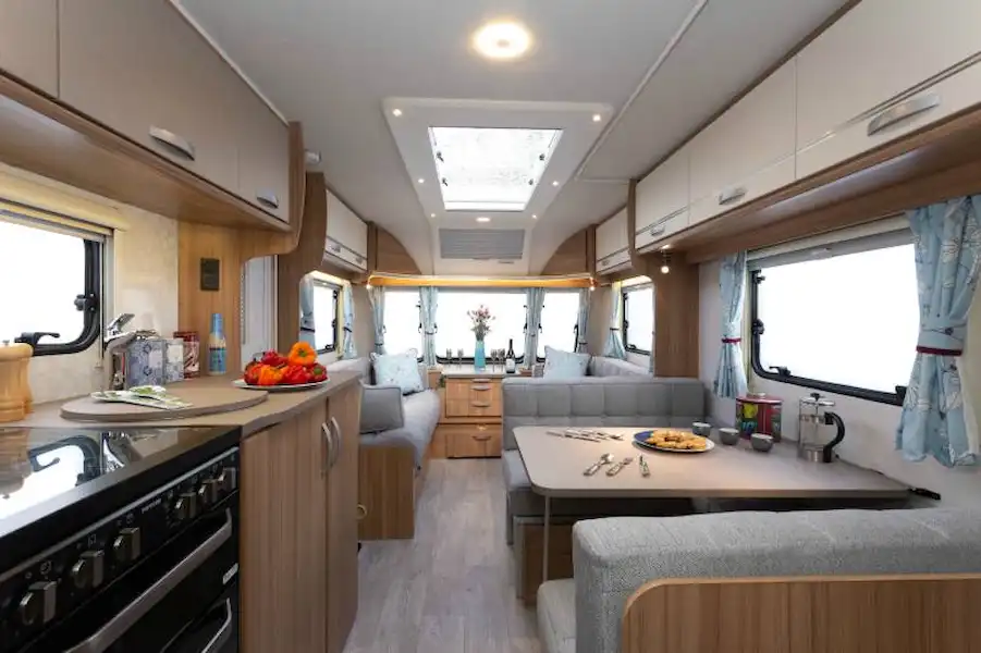 Open plan and spacious, the 686 is a top family caravan (Click to view full screen)