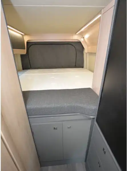 Auto-Trail Expedition 68 campervan bed (Click to view full screen)